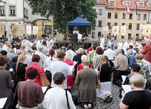 W Jeleniej Górze podczas stacji I Kongresu Eucharystycznego rodziny z naszej diecezji zostały poświęcone Jezusowi