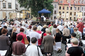 W Jeleniej Górze podczas stacji I Kongresu Eucharystycznego rodziny z naszej diecezji zostały poświęcone Jezusowi