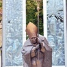 Od 31 sierpnia Świdnica  ma jeden z najoryginalniejszych i najbardziej udanych pomników Jana Pawła II w Polsce