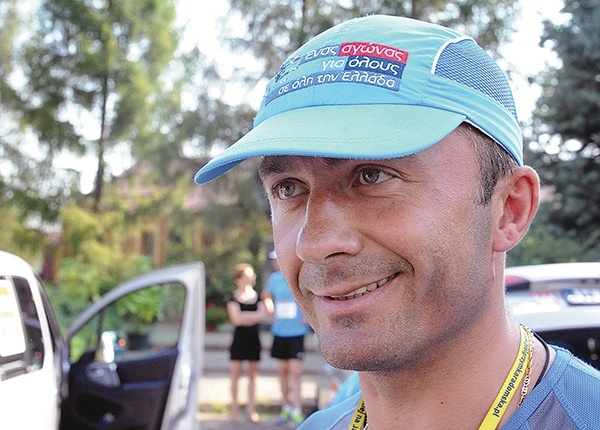 Ta czapka jest pamiątką przebiegniętej trasy z Maratonu do Aten