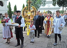 Sumie przewodniczył ks. Henryk Ćwiek. Dożynkowy korowód otwierali starostowie dożynek Barbara Malinowska i Jacek Michalski