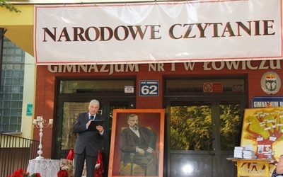 W Gimnazjum nr 1 w Łowiczu fragmenty powieści H. Sienkiewicza czytali samorządowcy, nauczyciele i społecznicy