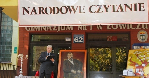 W Gimnazjum nr 1 w Łowiczu fragmenty powieści H. Sienkiewicza czytali samorządowcy, nauczyciele i społecznicy