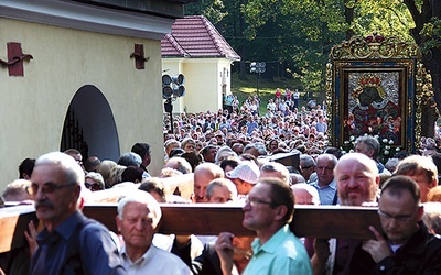 Pątnikom pielgrzymującym do Kalwarii Zebrzydowskiej cały czas towarzyszyły krzyż oraz kopia cudownego obrazu MB Kalwaryjskiej