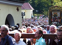 Pątnikom pielgrzymującym do Kalwarii Zebrzydowskiej cały czas towarzyszyły krzyż oraz kopia cudownego obrazu MB Kalwaryjskiej