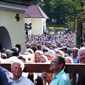 Pątnikom pielgrzymującym do Kalwarii Zebrzydowskiej cały czas towarzyszyły krzyż oraz kopia cudownego obrazu MB Kalwaryjskiej