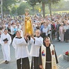 Procesja pielgrzymów z figurą Matki Bożej w skępeńskim sanktuarium