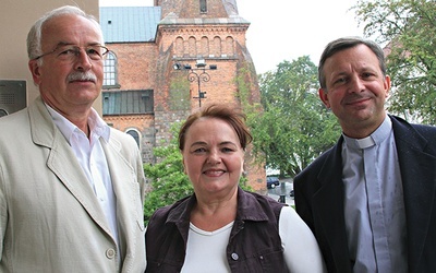  Roman Niesiobędzki, Elżbieta Krzemińska i ks. Dariusz Piskorski – dyrektor Ośrodka Naukowo-Badawczego UKSW z siedzibą w Płocku  zachęcają do skorzystania z oferty Uniwersytetu Trzeciego Wieku  przy ul. abp. Nowowiejskiego 2