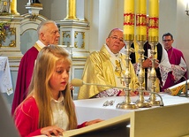  – Człowiek wtedy staje się wielki, gdy chce się czegoś nauczyć – powiedział dzieciom i młodzieży w Karniewie bp Roman Marcinkowski, przypominając słowa św. Jana Pawła II