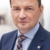 Mariusz Błaszczak jest przewodniczącym klubu parlamentarnego PiS.  Od 2007 r. jest posłem. Z wykształcenia jest historykiem, odbył także podyplomowe studia z zakresu samorządu terytorialnego i rozwoju oraz zarządzania w administracji. Ma 45 lat.