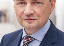 Mariusz Błaszczak jest przewodniczącym klubu parlamentarnego PiS.  Od 2007 r. jest posłem. Z wykształcenia jest historykiem, odbył także podyplomowe studia z zakresu samorządu terytorialnego i rozwoju oraz zarządzania w administracji. Ma 45 lat.