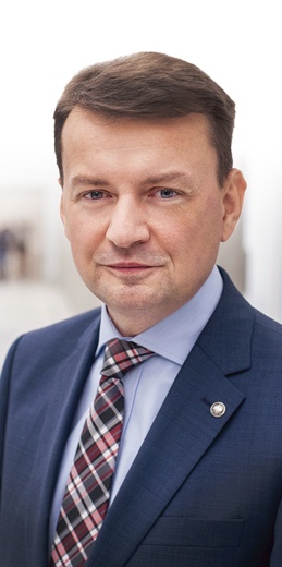 Mariusz Błaszczak jest przewodniczącym klubu parlamentarnego PiS.  Od 2007 r. jest posłem. Z wykształcenia jest historykiem, odbył także podyplomowe studia z zakresu samorządu terytorialnego i rozwoju oraz zarządzania w administracji. Ma 45 lat.