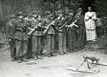 Maj 1949 r., o. Gurgacz (pierwszy z prawej) wraz z partyzantami PPAN przed Mszą św.