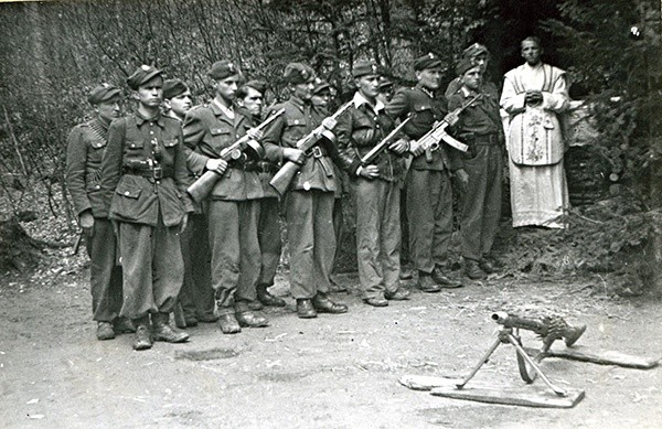 Maj 1949 r., o. Gurgacz (pierwszy z prawej) wraz z partyzantami PPAN przed Mszą św.