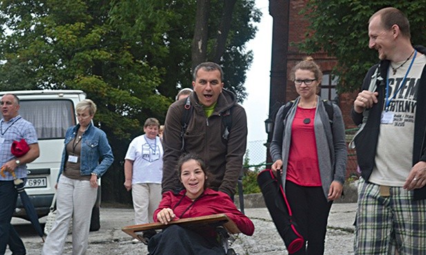 Historia, której bohaterami są ks. Dariusz Niewiński i Agnieszka Bal, pokazuje,  jak niespodziewanymi drogami Pan Bóg prowadzi ludzi