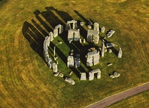 Dzisiaj Stonehenge to dwa kręgi: wewnętrzny o średnicy około  30 metrów i zewnętrzny o średnicy ponad 100 metrów. Najnowsze badania pokazują jednak, że kiedyś kompleks był dużo bardziej rozbudowany. 