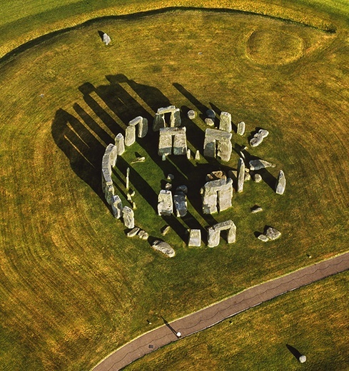 Dzisiaj Stonehenge to dwa kręgi: wewnętrzny o średnicy około  30 metrów i zewnętrzny o średnicy ponad 100 metrów. Najnowsze badania pokazują jednak, że kiedyś kompleks był dużo bardziej rozbudowany. 