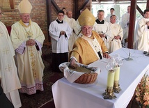 Na zakończenie uroczystości metropolita poświęcił zebrane ziarno przeznaczone na przyszłoroczne zasiewy