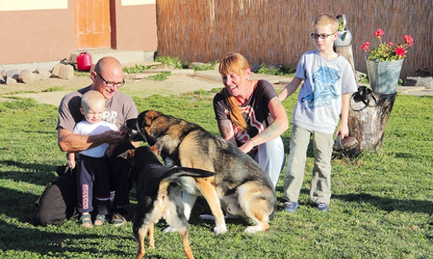  Marta i Jarek podkreślają, że obcowanie ze zwierzętami kształtuje  ludzkie emocje