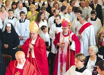  Procesję uczestników transgranicznej procesji poprowadzili bp Piotr Greger  i bp František Lobkowicz