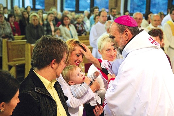 W Kalembicach bp Kusy pobłogosławił roczne dzieci: Alicję, Filipa i Kamila i resztę rodziny