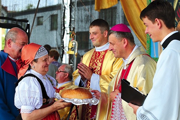  W dożynkowej procesji z darami uroczyście niesiono chleb