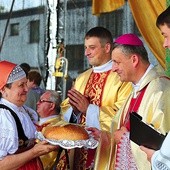  W dożynkowej procesji z darami uroczyście niesiono chleb