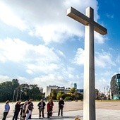 Od kilku lat akcja odbywa się również pod papieskim krzyżem na pl. Pilsudskiego