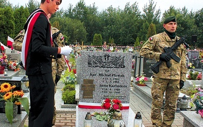 Znaki Pamięci na grobach westerplatczyków odsłonili uczniowie Zespołu Szkół Żeglugi Śródlądowej im. Bohaterów Westerplatte z Kędzierzyna-Koźla