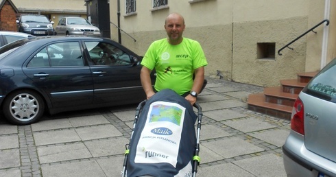 Idzie na piechotę do Fatimy