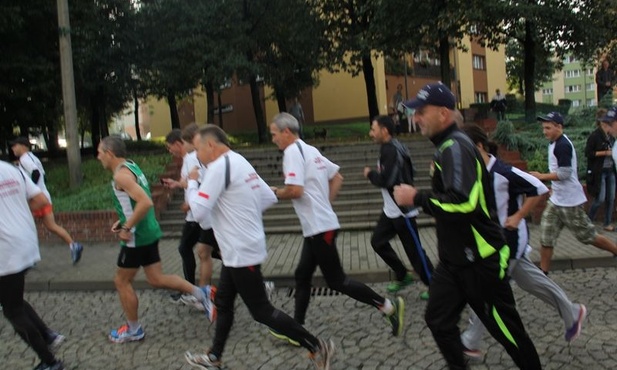 Biegną do księdza Popiełuszki