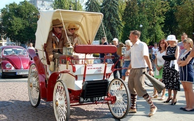 W sobotę sprzed Urzędu Miejskiego w pierwszy etap rajdu wyruszyły stare automobile. 