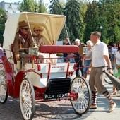 W sobotę sprzed Urzędu Miejskiego w pierwszy etap rajdu wyruszyły stare automobile. 
