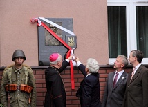 Odsłonięcie tablicy na budynku WSD w Łowiczu upamiętniającej marszałka Edwarda Śmigłego-Rydza