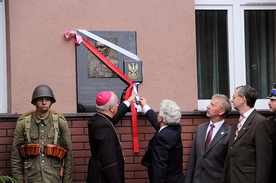 Odsłonięcie tablicy na budynku WSD w Łowiczu upamiętniającej marszałka Edwarda Śmigłego-Rydza