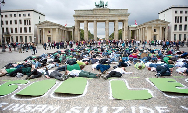  10.09.2014. Berlin. Niemcy. Dziesiątki uczestników happeningu pod nazwą „600 lives” położyło się przed Bramą Brandenburską. Wstawali, gdy ktoś podał im rękę. Liczba 600 odnosiła się do liczby samobójstw popełnianych co roku w Niemczech przez młodych ludzi. Imprezę zorganizowali młodzi chrześcijanie z ekumenicznej inicjatywy „Rogate–Kloster St. Michael” w Berlinie. 