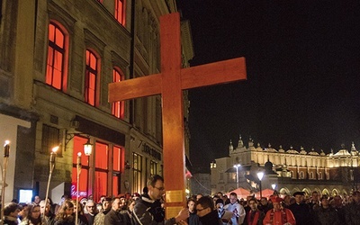 Droga Krzyżowa na krakowskim Rynku, tuż obok charakterystycznych czerwonych okien klubu erotycznego