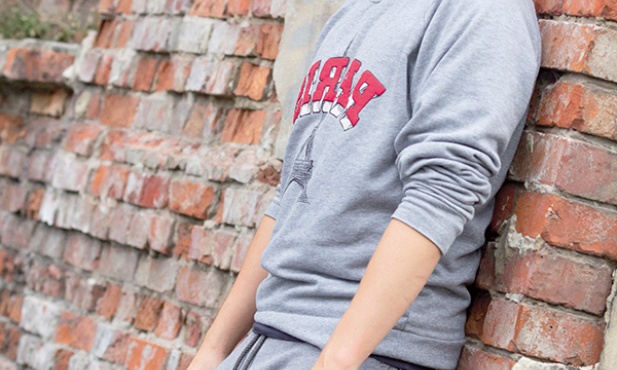 Jan Komasa (ur. 1981) jest reżyserem i scenarzystą filmowym, autorem jednej z nowel „Ody do radości”, „Sali  samobójców”, współautorem fabularnego dramatu wojennego non fiction „Powstanie Warszawskie” oraz głośnego spektaklu telewizyjnego „Golgota wrocławska”  