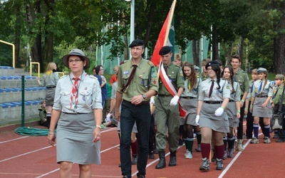 Kutnowscy harcerze na czele z komendant hm. Agnieszką Ciesielską