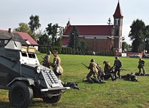 Podczas pikniku historycznego rekonstruktorzy przygotowali inscenizację bitwy nad Bzurą