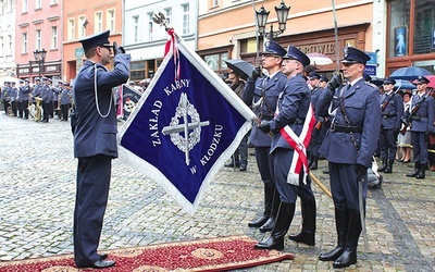  Sztandar wręczony kłodzkim więziennikom jest symbolem uznania za ich pracę