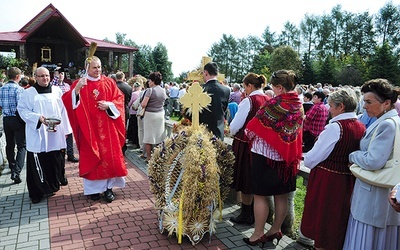 Dożynkowe wieńce i chleby poświęcił ks. kan. Andrzej Rdzanek, dziekan starachowicki