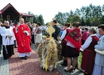 Dożynkowe wieńce i chleby poświęcił ks. kan. Andrzej Rdzanek, dziekan starachowicki