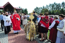 Dożynkowe wieńce i chleby poświęcił ks. kan. Andrzej Rdzanek, dziekan starachowicki