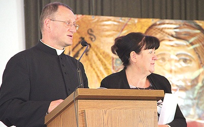  Gospodarzami spotkania byli ks. Sławomir Adamczyk, diecezjalny duszpasterz rodzin, i Małgorzata Górka, diecezjalny doradca życia rodzinnego