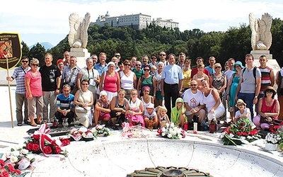  Chwila zadumy na polskim cmentarzu na Monte Cassino