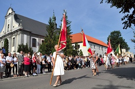 Procesja eucharystyczna  opasała świątynię w czasie odpustu Narodzenia NMP