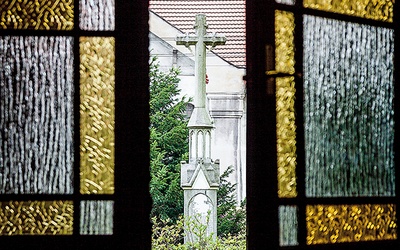 Przed głównym wejściem szpitala kamienny krzyż przypomina o bonifraterskiej historii tego miejsca 