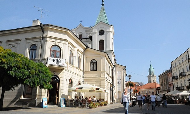 Czy kawiarnia przy kościele jest legalna?