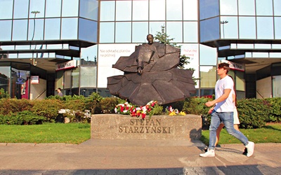 Pomnik przedwojennego polityka przy wejściu do stacji metra Ratusz Arsenał na placu Bankowym